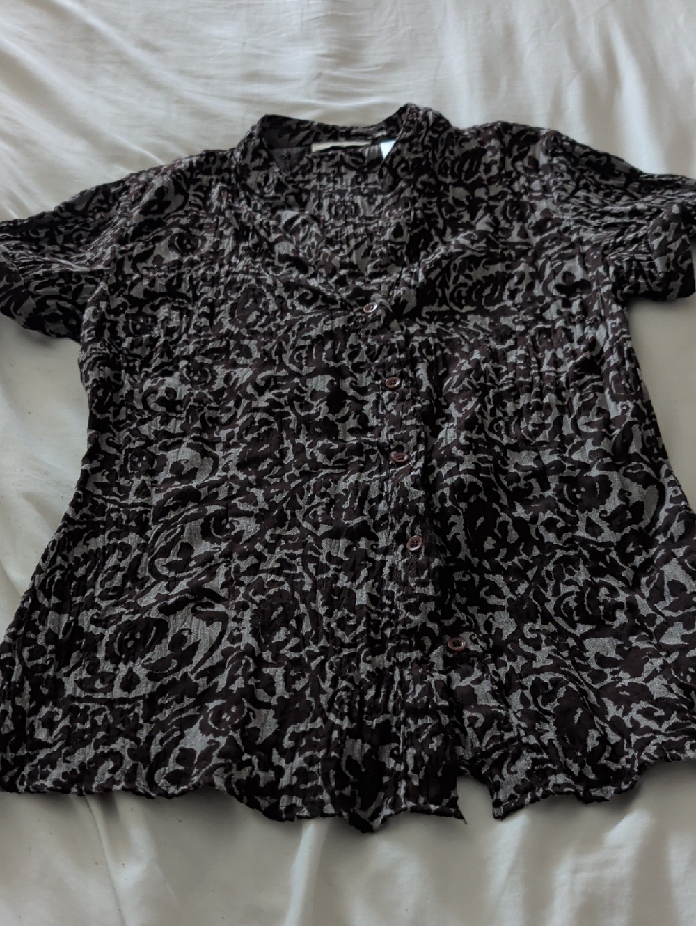 Button-Front Floral Print Top in Brown and Gray